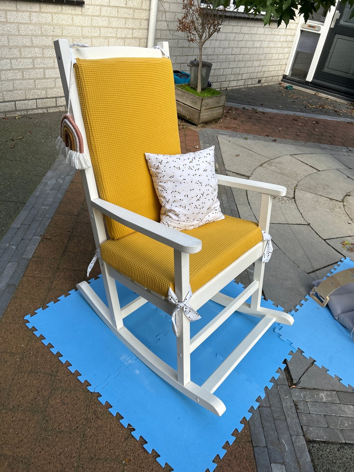 Witte schommelstoel met okergeel kussen, Ophalen, Gebruikt, Wit, Eén