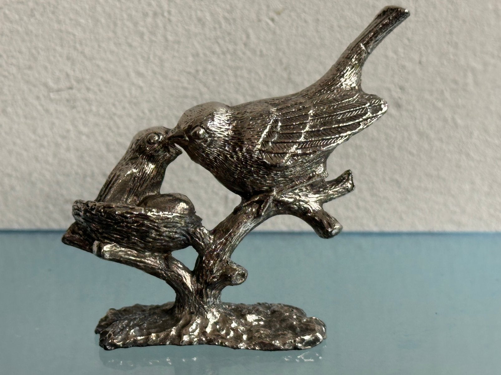 Oud verzilverd  tin miniatuur beeldje vogeltje met jong, Ophalen of Verzenden, Gebruikt, Dier