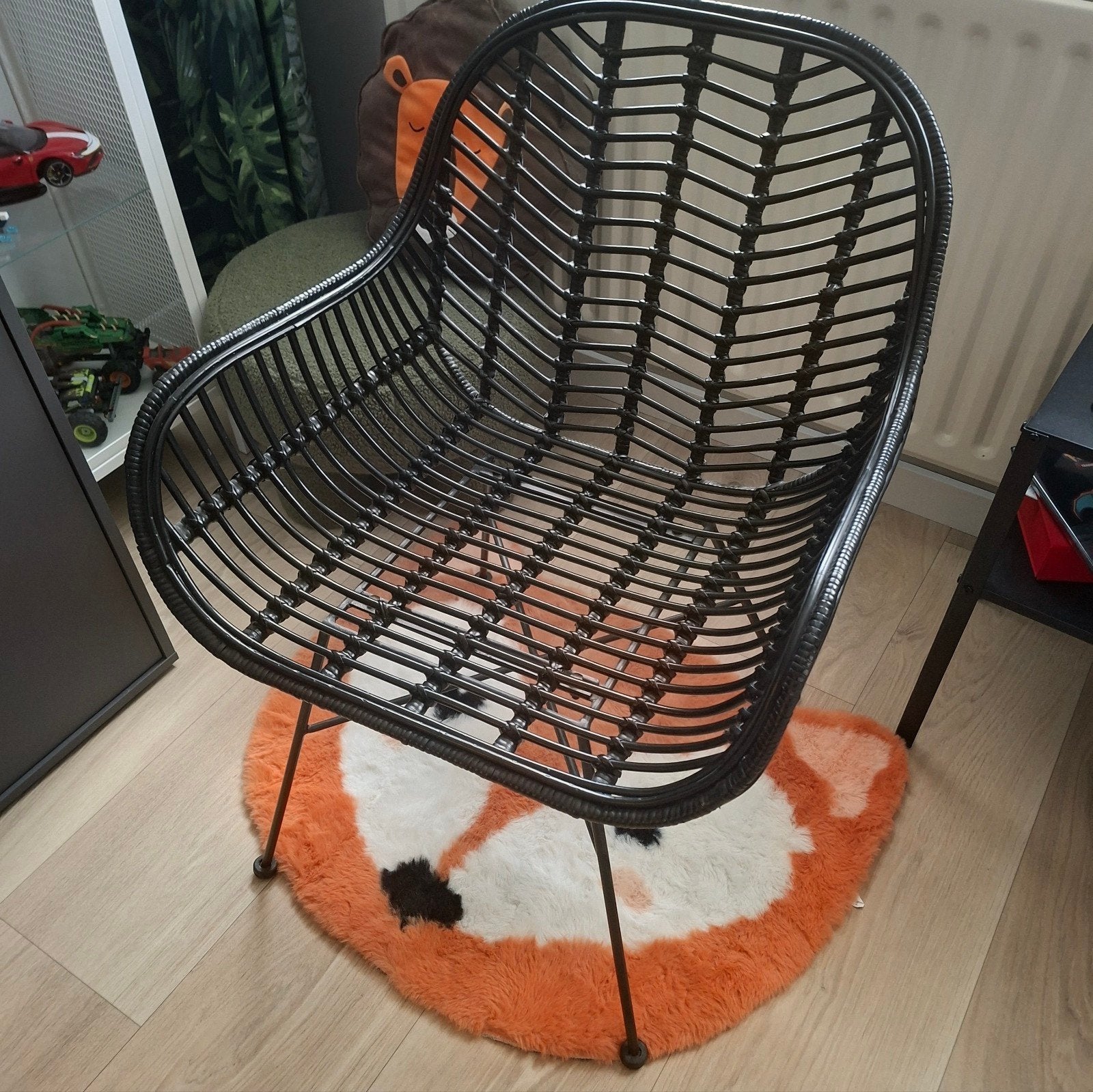 Zwarte rotan stoel met metalen onderstel, Ophalen, Zo goed als nieuw, Zwart, Eén