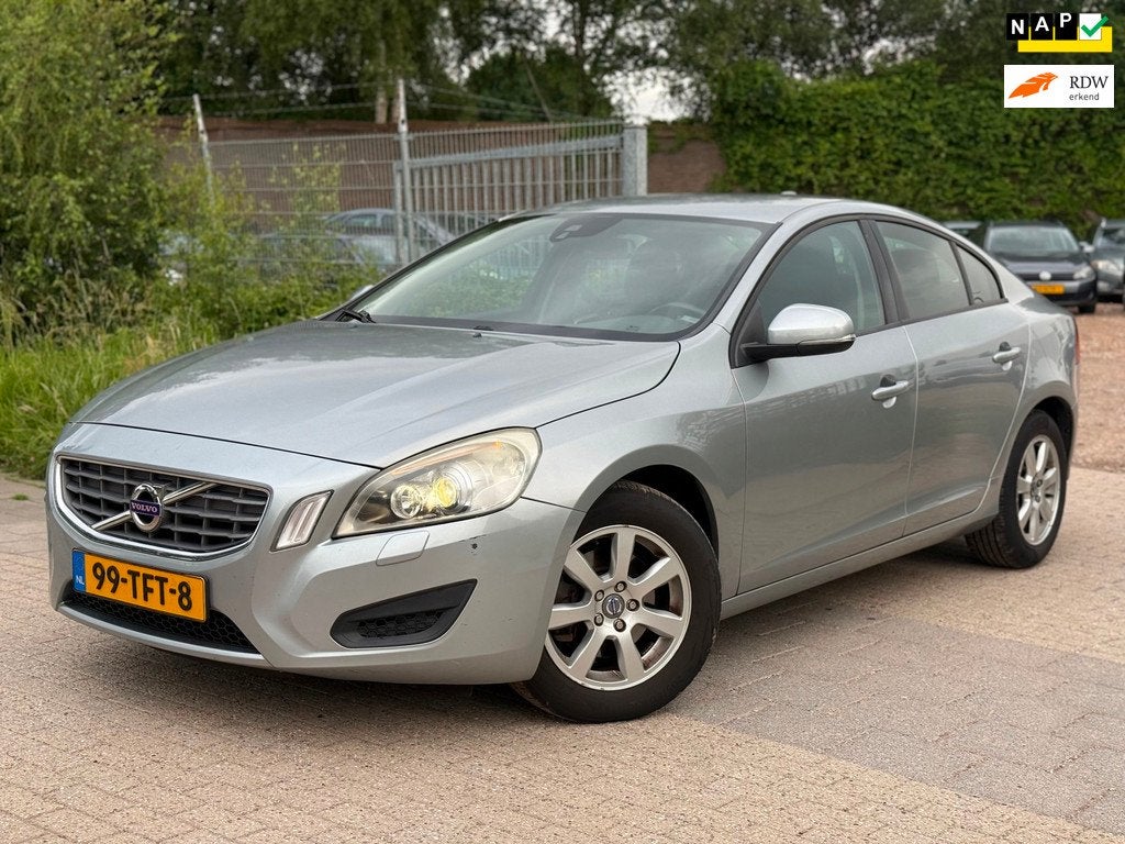 Volvo S60 1.6 DRIVe Kinetic Airco Cruise Navi Psensor Trekha, Auto's, Volvo, Voorwielaandrijving, Euro 5, Gebruikt, 4 cilinders