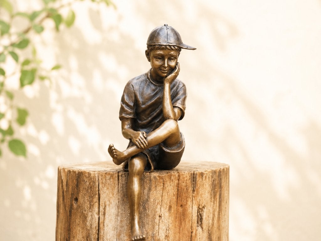 LEZEND MEISJE en JONGEN MET PET / Bronzen beeld / setprijs, Ophalen of Verzenden, Handgemaakt, Brons, Beeld