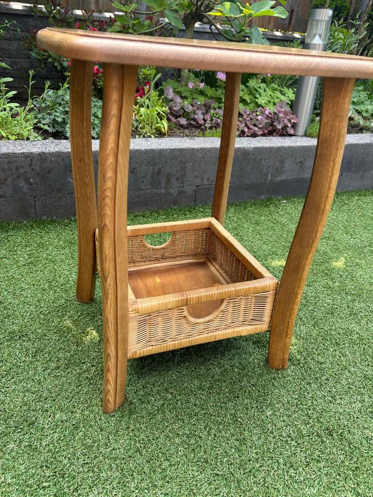 Eiken bijzettafel met rieten lectuurmand, Ophalen, Minder dan 55 cm, Gebruikt, Vierkant