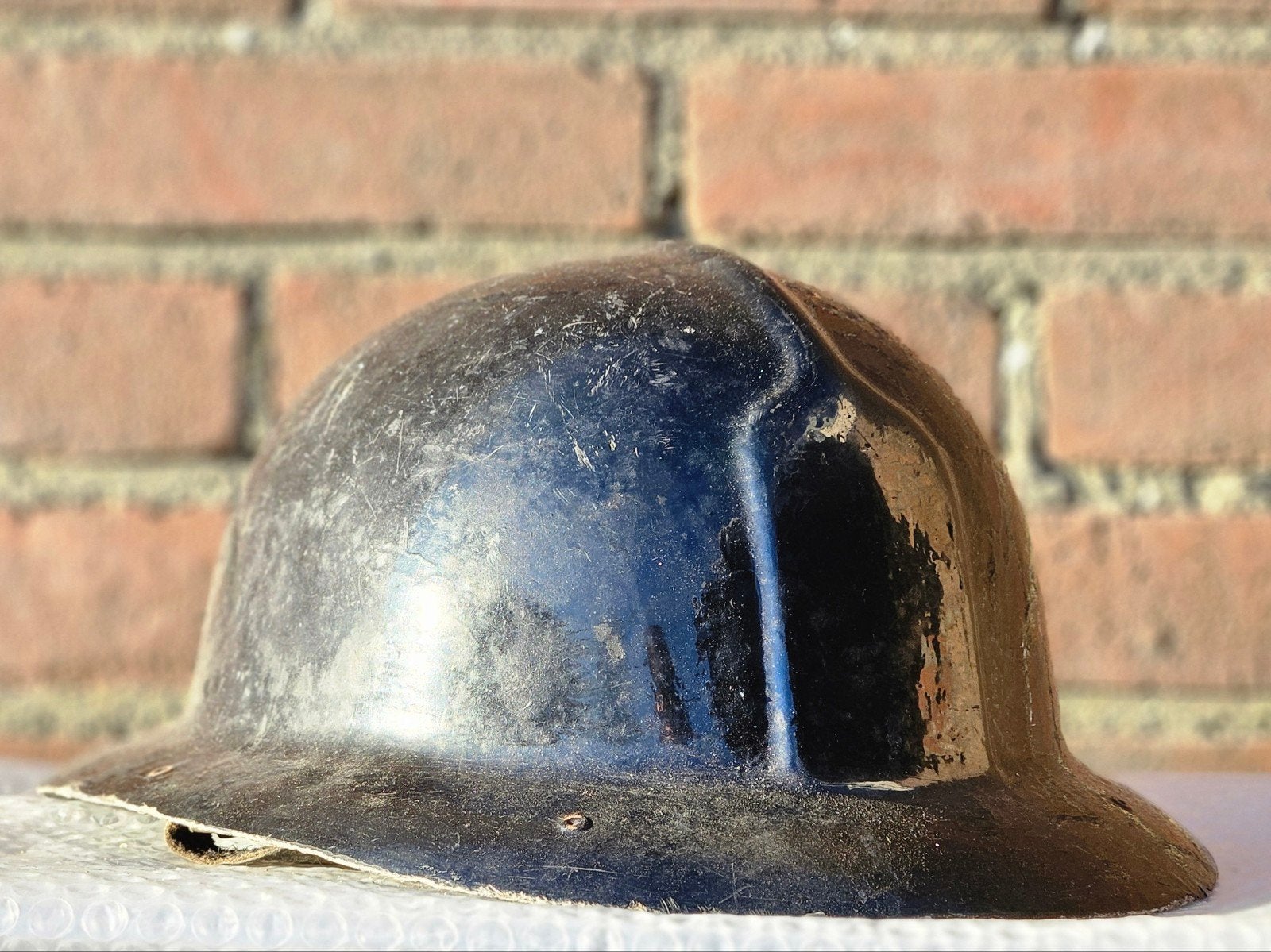 brandweerhelm brandweer Nederland bedrijfsbrandweer 1980, Ophalen of Verzenden, Landmacht, Nederland, Embleem of Badge