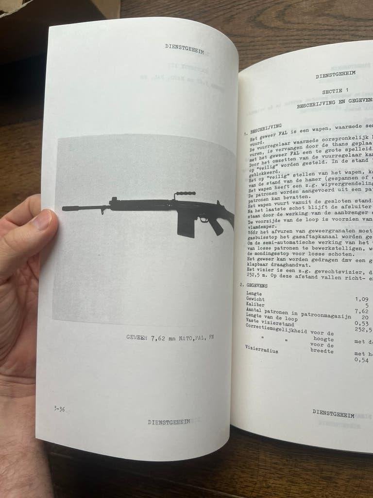 KL Defensie voorschrift inspektie FAL Geco Carbine Garand, Verzamelen, Verzenden, Nederland, Embleem of Badge, Landmacht