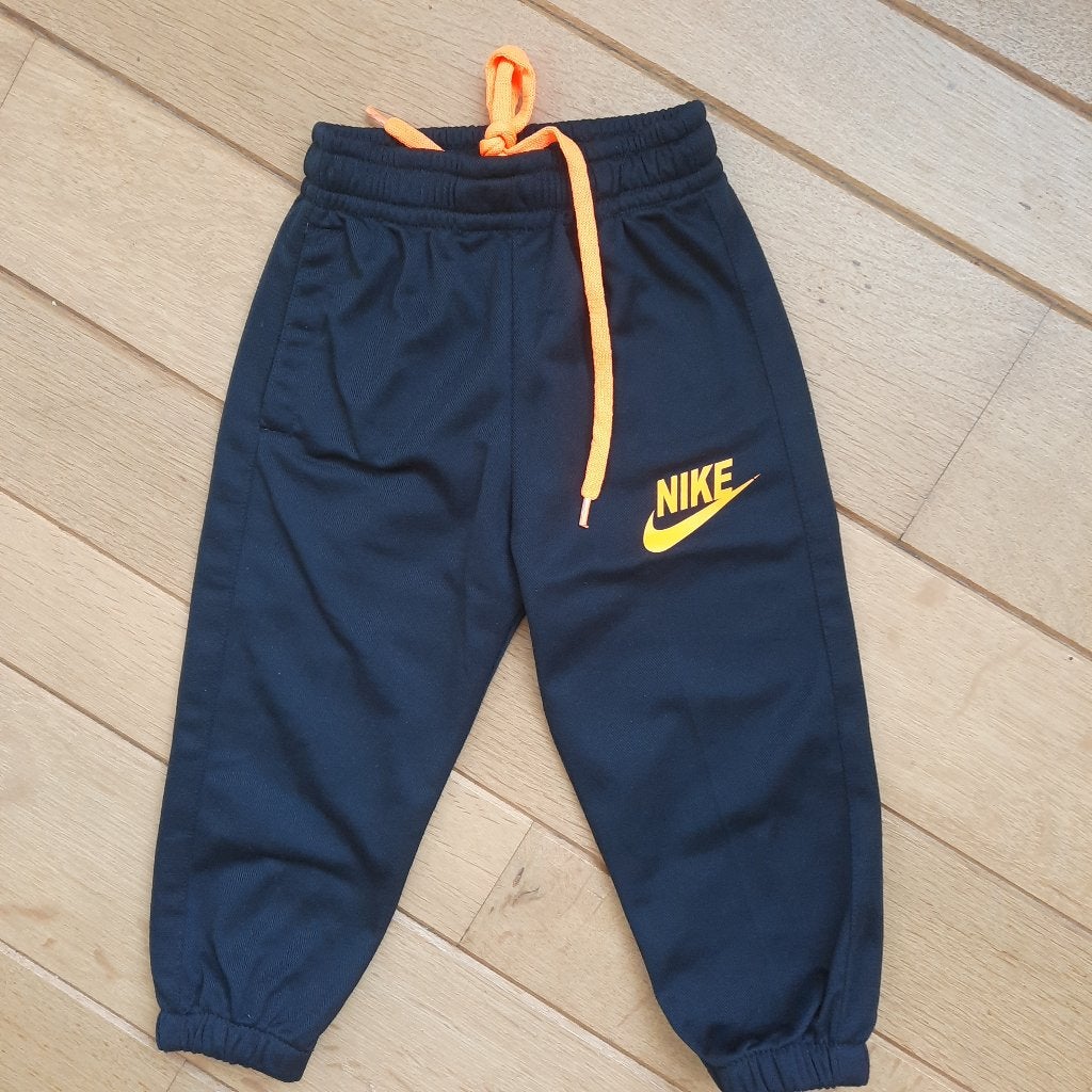 NIKE trainingsbroek zwart maat 104 - nieuw -, Broek, Jongen of Meisje, Nieuw, Ophalen of Verzenden