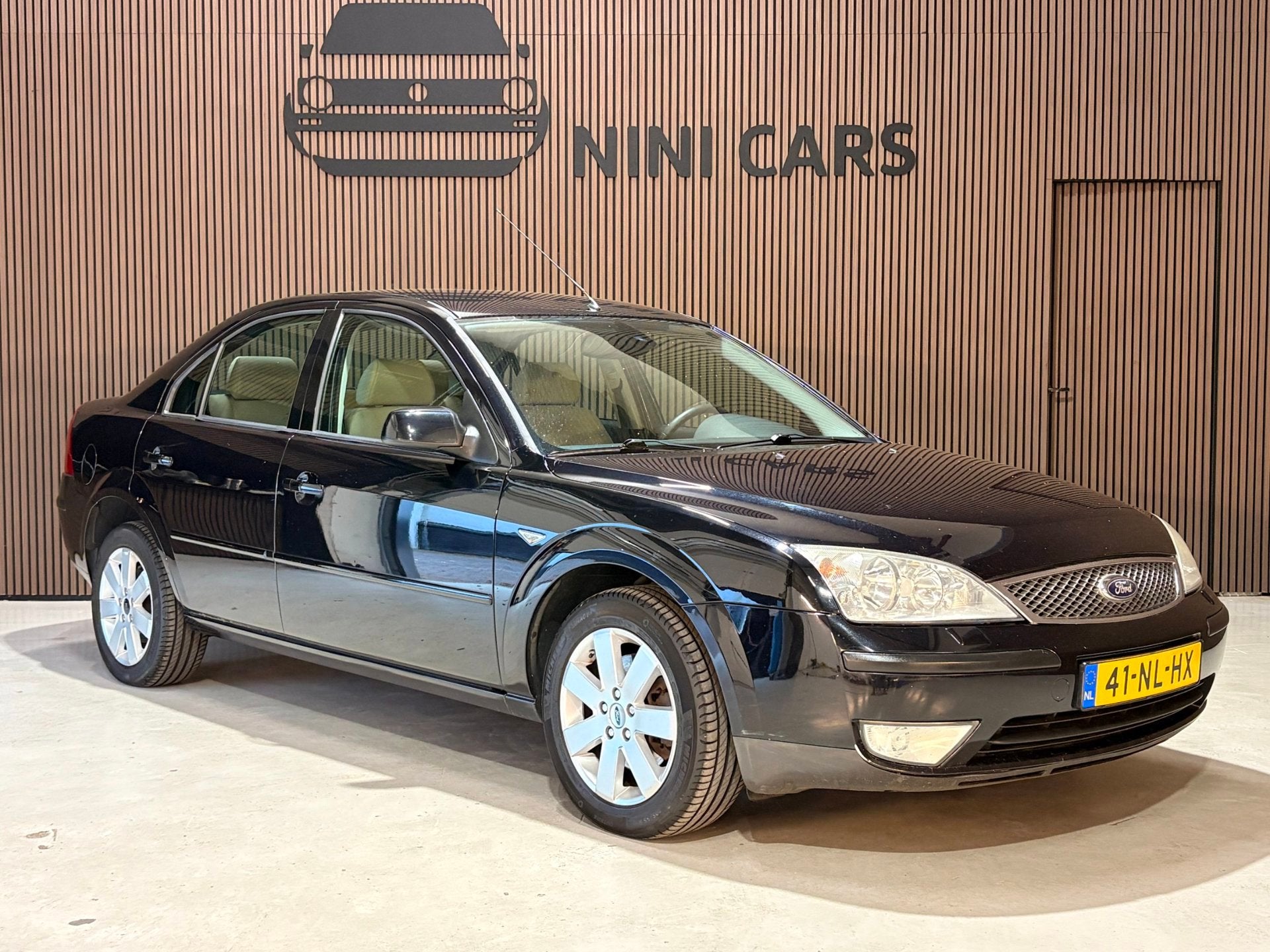 Ford Mondeo 1.8-16V Trend full option trekhaak, Auto's, Dealer onderhouden, Gebruikt, 4 cilinders, Zwart