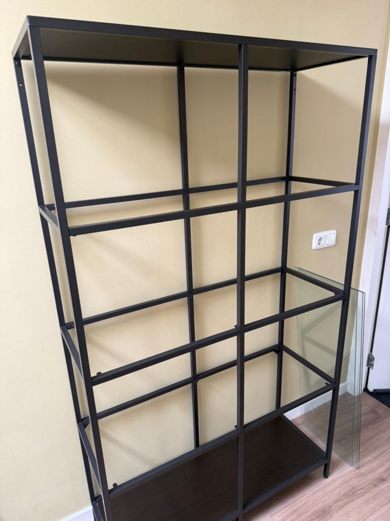 Ikea VITTSJÖ Stellingkast zwartbruin / glas. - Als nieuw!, Huis en Inrichting, Kasten | Stellingkasten, Ophalen, Zo goed als nieuw