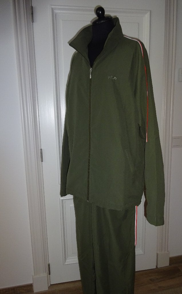 NIEUW Maat L. FILA. Heren trainingspak- Huispak. Het kaartje, Kleding | Heren, Maat 52/54 (L), Verzenden, Nieuw, Fila