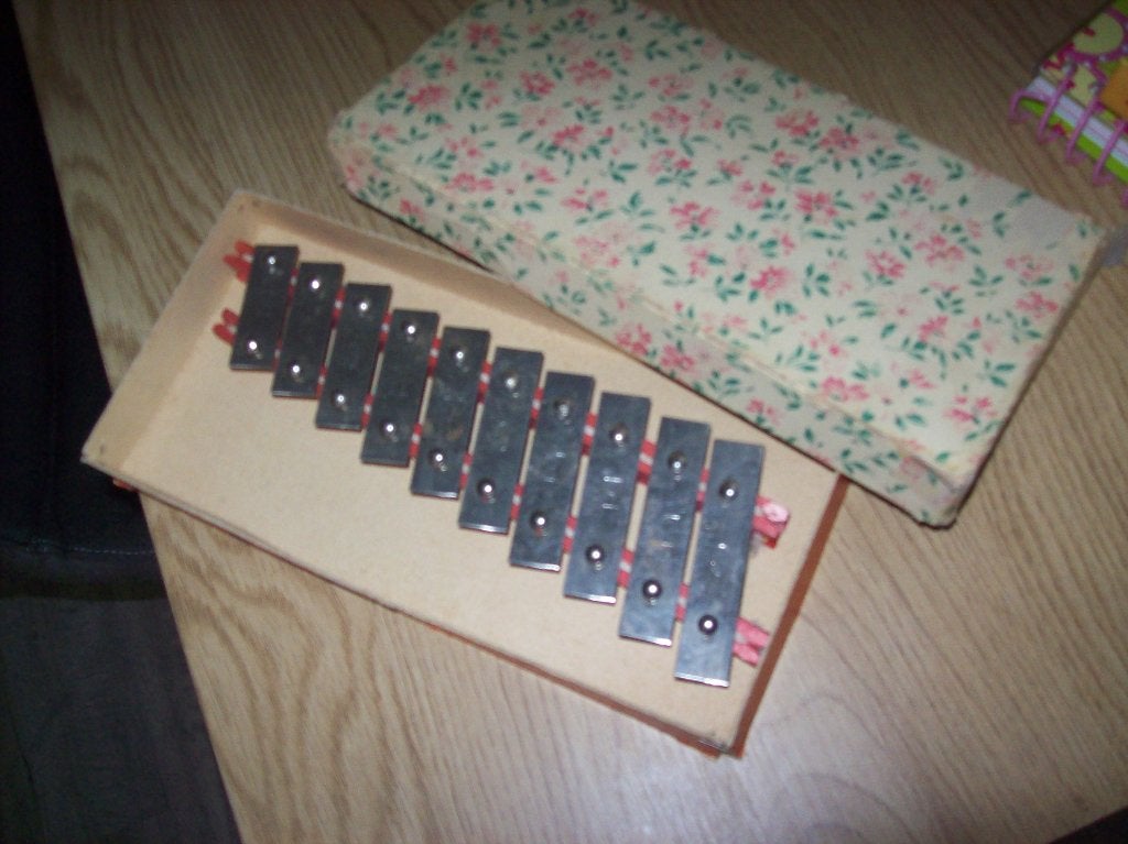 oud brocant doosje met wat  muziekinstrument met letterserop, Ophalen