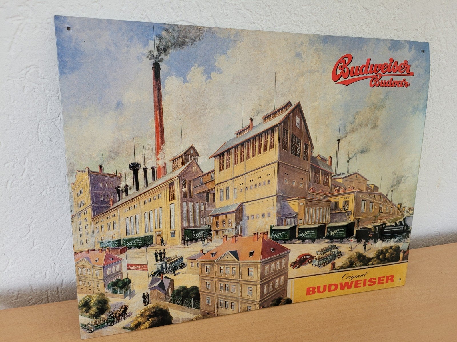 Vintage Budweiser Budvar reclamebord met brouwerij Scène, Ophalen of Verzenden, Gebruikt, Reclamebord