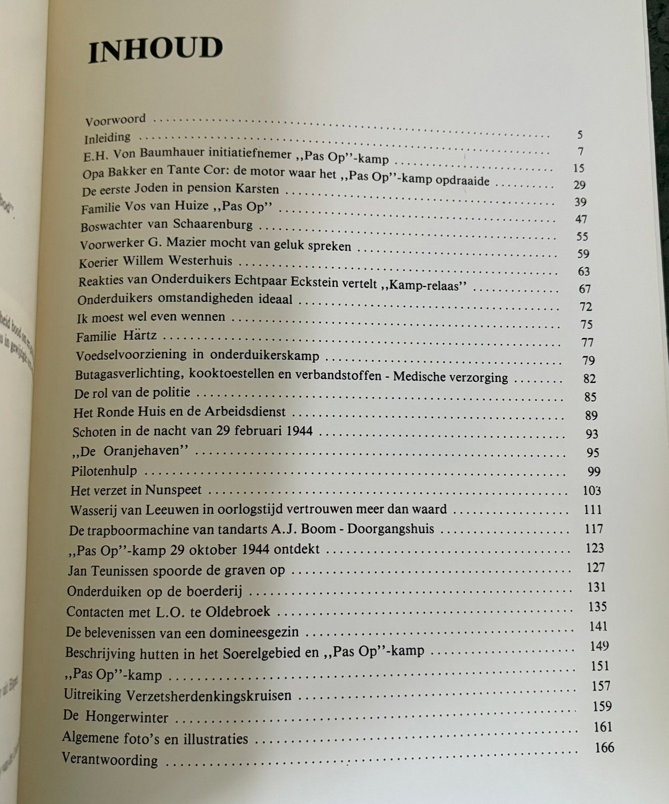 Het verscholen dorp, verzet en onderduikers op de Veluwe, Boeken, Ophalen of Verzenden, Tweede Wereldoorlog, Zo goed als nieuw