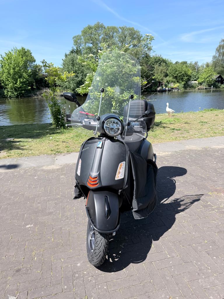 Vespa GTS Super 300 HPE - Mat Zwart, Vol Opties, Motoren, Motoren | Piaggio, Scooter, Occasion, Particulier, Minimaal motorrijbewijs A2