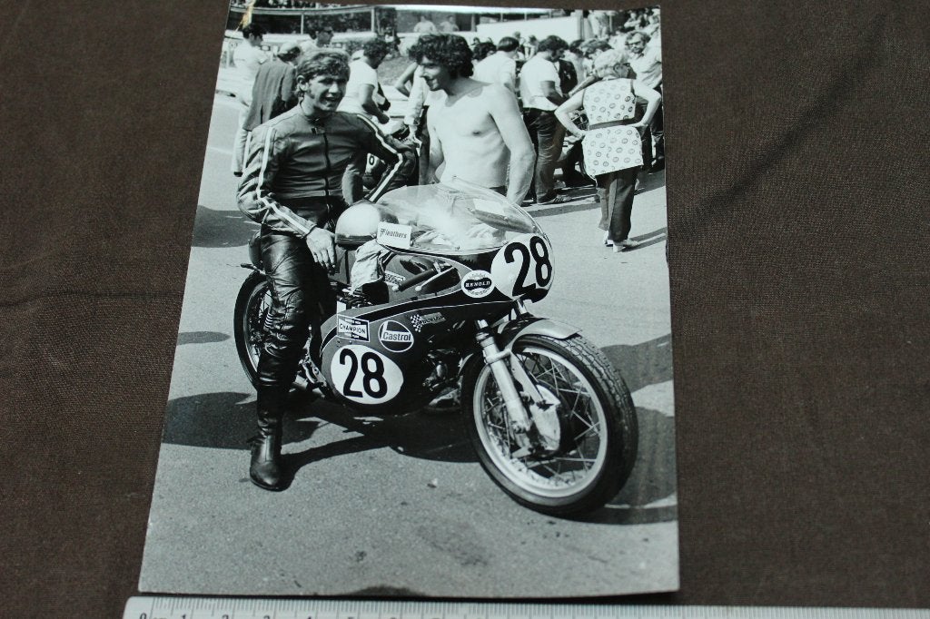 Foto Coureur Theo Bult ?? op Aermacchi Harley Davidson racer, Ophalen of Verzenden, Gelezen