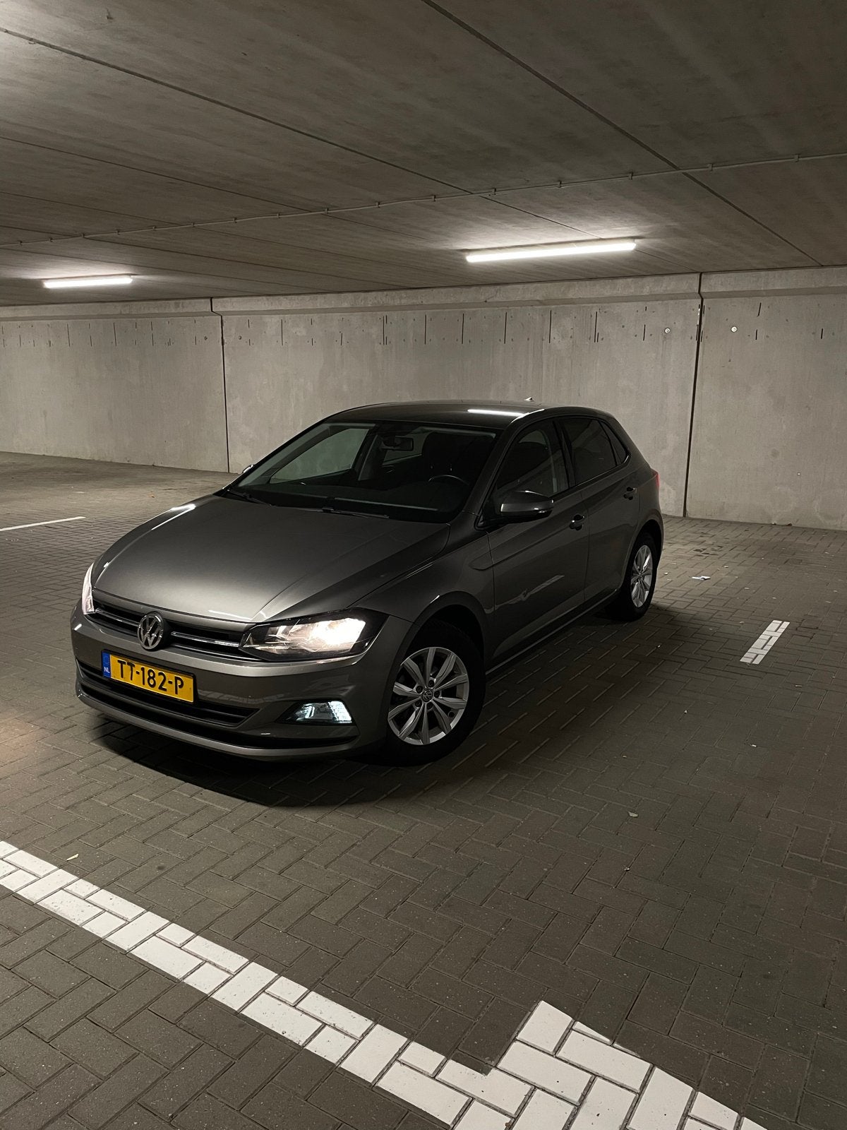Volkswagen Polo 1.0 TSI 95pk 2018 Grijs, Auto's, Voorwielaandrijving, Stof, Euro 6, Origineel Nederlands