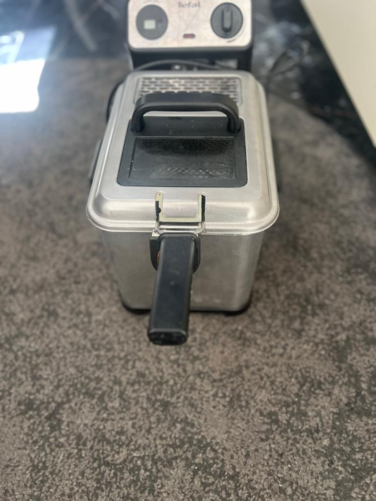 Compacte friteuse met uitneembare binnenpan, Witgoed en Apparatuur, Frituurpannen, 2 tot 3 liter, Ophalen, Gebruikt, Uitneembare binnenpan