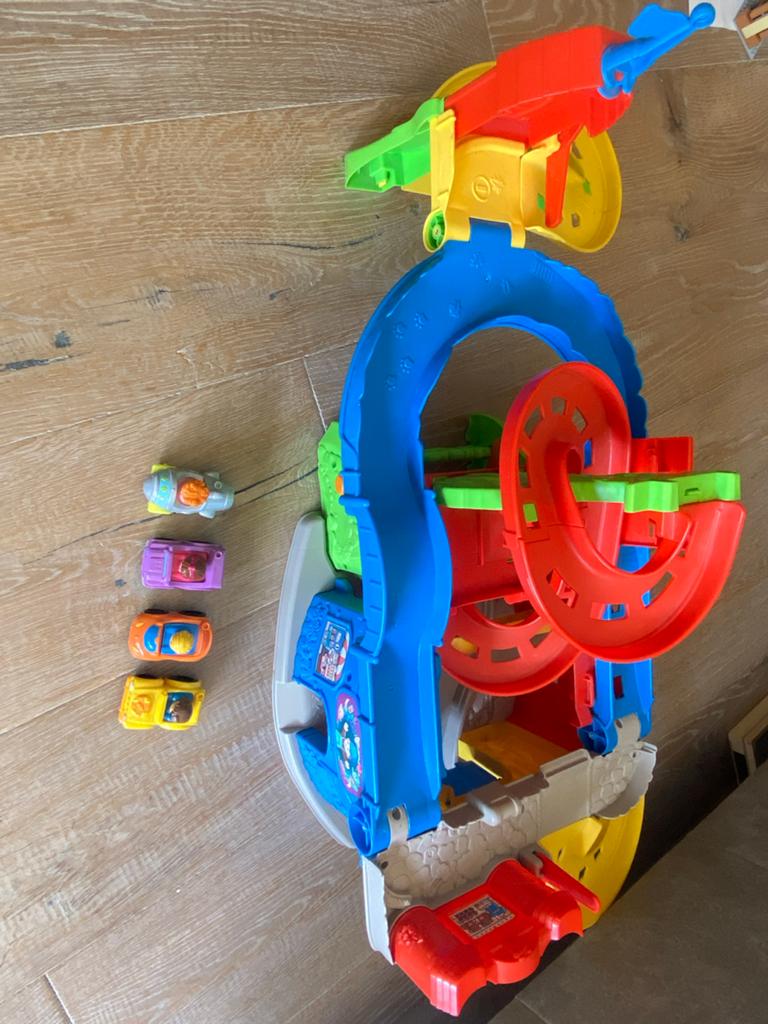 Fisher-Price Autobaan met 4 auto's - Staand & Liggend, Overige merken, Ophalen of Verzenden, Handmatig, Racebaan