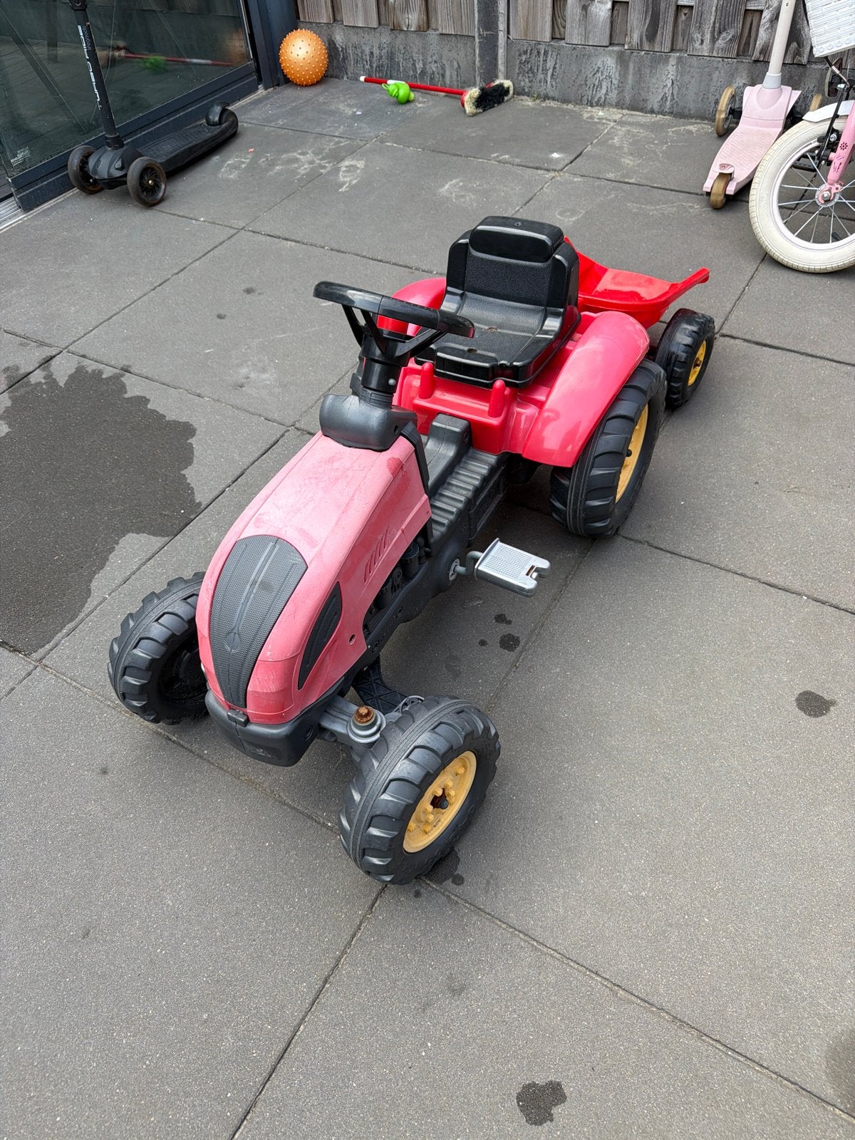 Rode traptractor met aanhanger voor kinderen tractor fiets, Ophalen of Verzenden, Gebruikt, Trapvoertuig