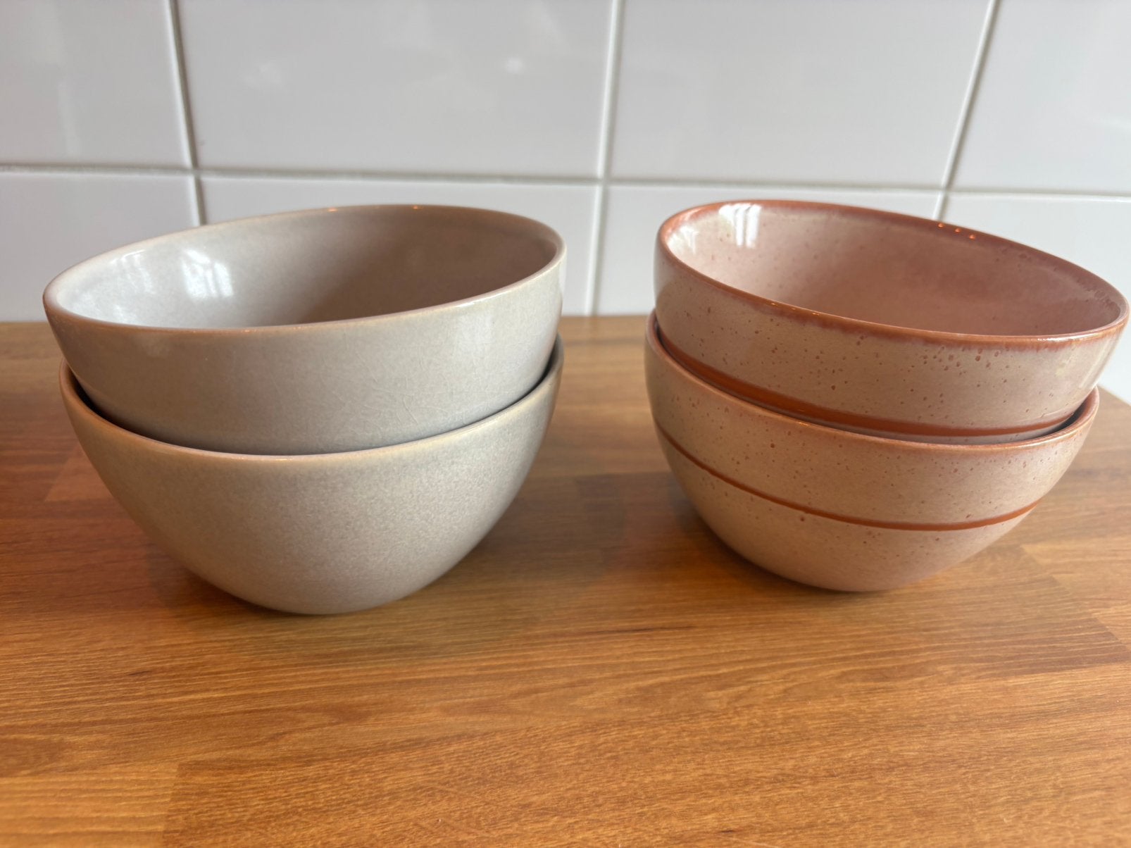 Kommen set roze/grijs – keramiek – 4 stuks + mokken, Huis en Inrichting, Keuken | Servies, Keramiek, Ophalen of Verzenden, Zo goed als nieuw