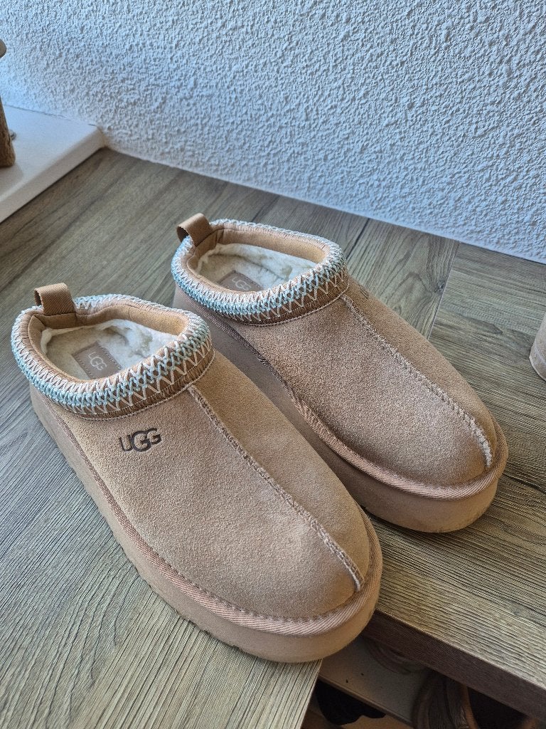 Ugg tasman mt 40 beige, UGG, Ophalen of Verzenden, Zo goed als nieuw, Instappers