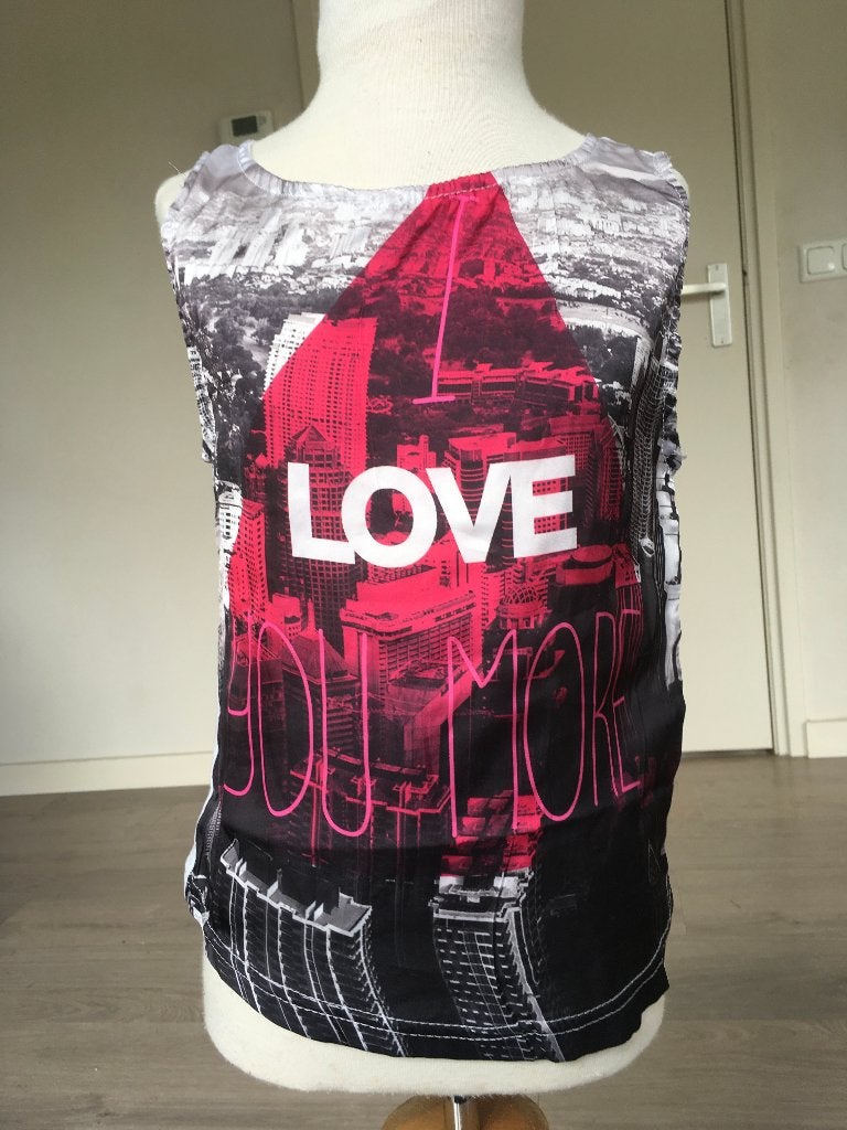 EMOI shirt met gladde voorkant nieuwstaat maat 128 ZQ, Meisje, Ophalen of Verzenden, Zo goed als nieuw, Emoi
