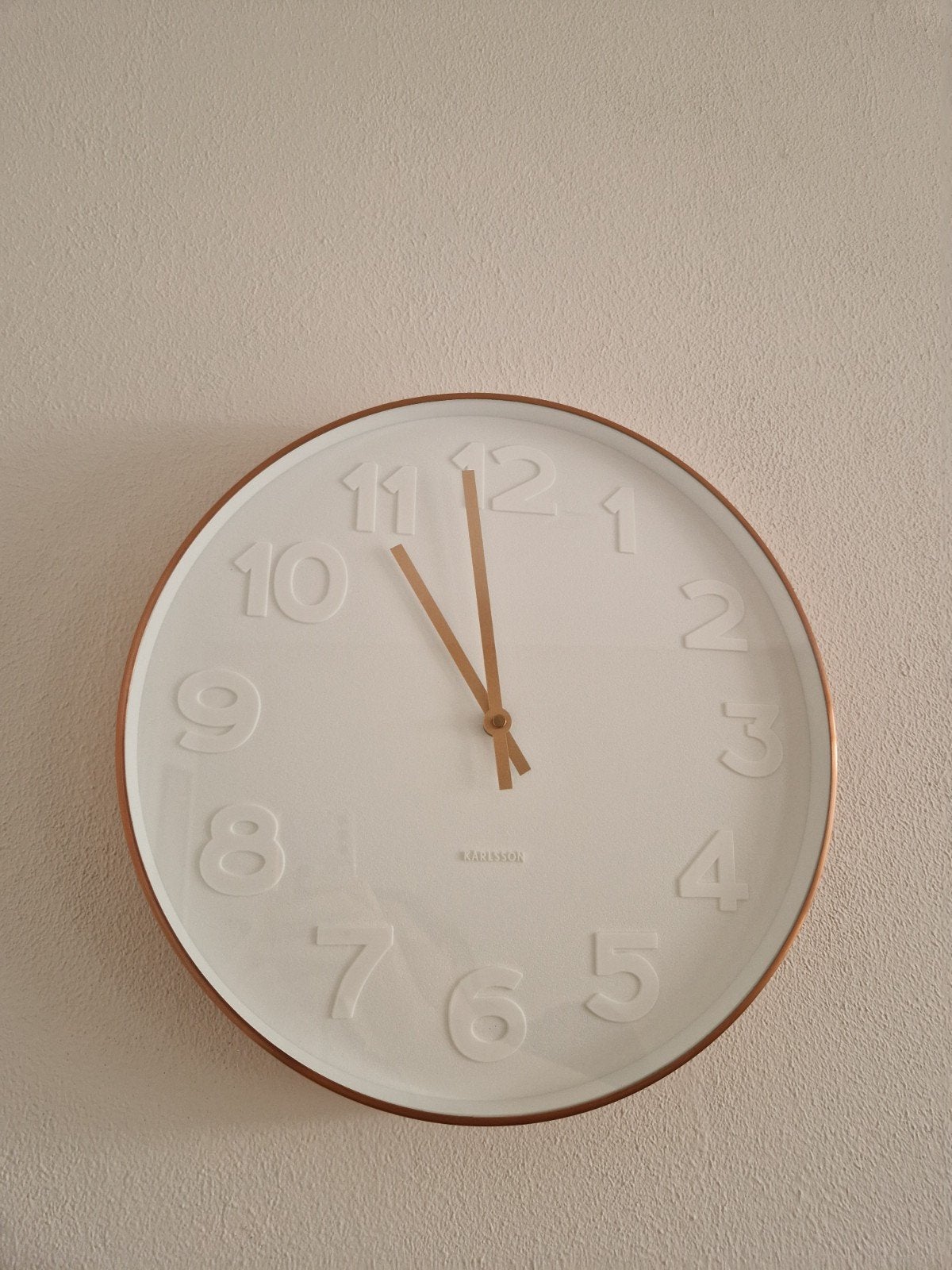 Moderne Karlsson wandklok - wit met koperen rand, Huis en Inrichting, Woonaccessoires | Klokken, Ophalen of Verzenden, Wandklok