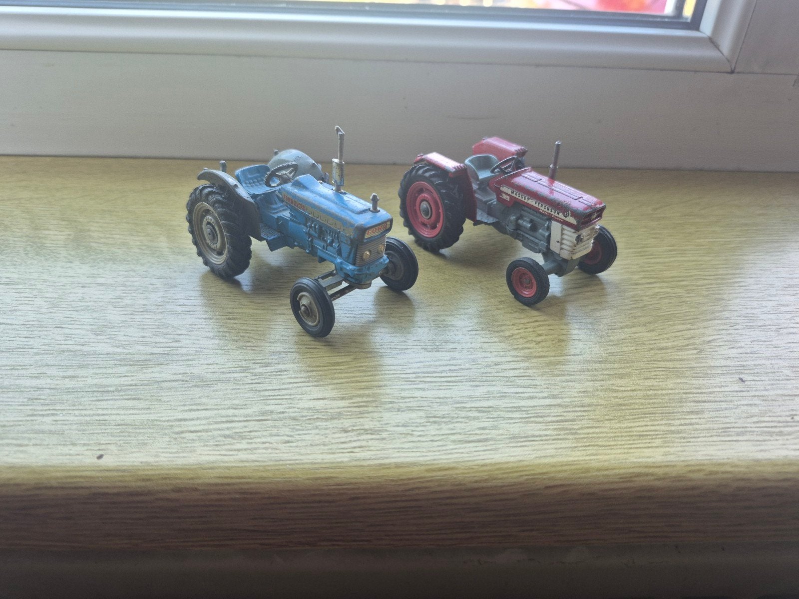 Corgi toys tractor mf en ford, Ophalen of Verzenden, Gebruikt, Bus of Vrachtwagen, Corgi