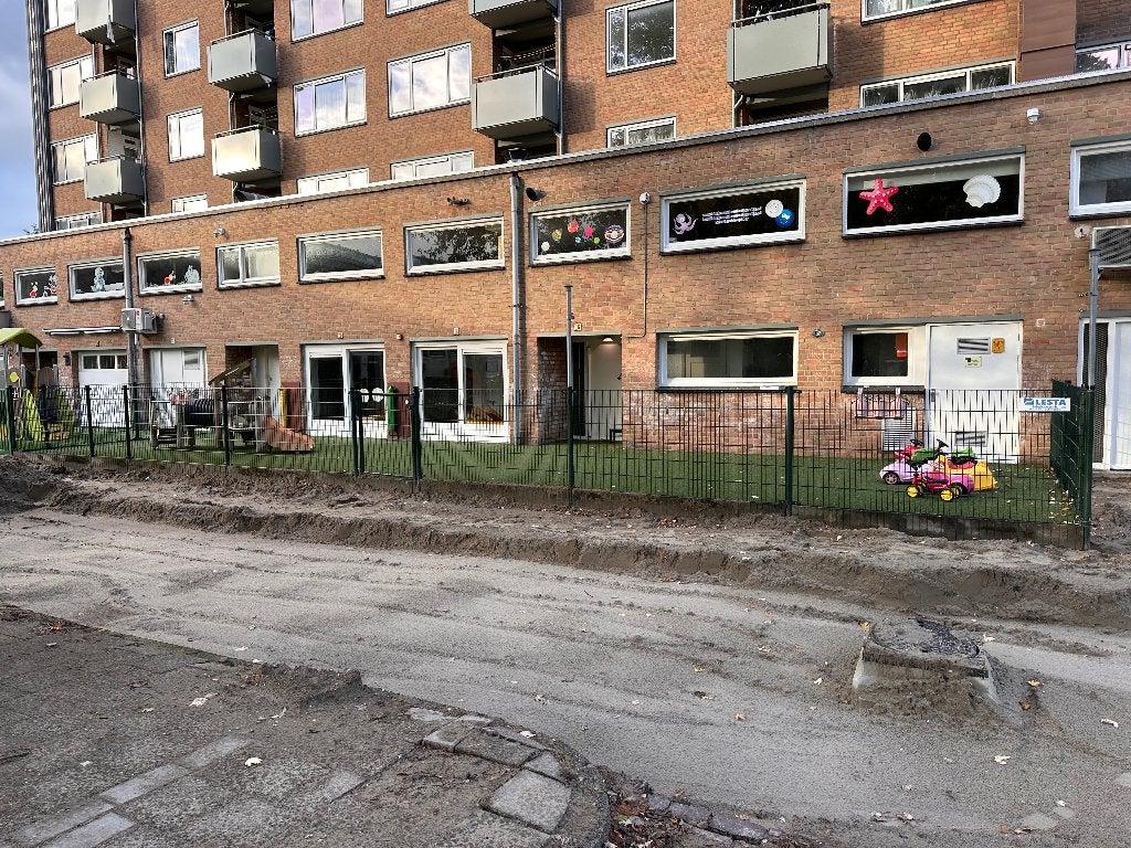Dubbelstaafmat hekwerk 8/6/8 met poort en ronde palen, Tuin en Terras, Ophalen, Met poort, Kunststof, Gebruikt