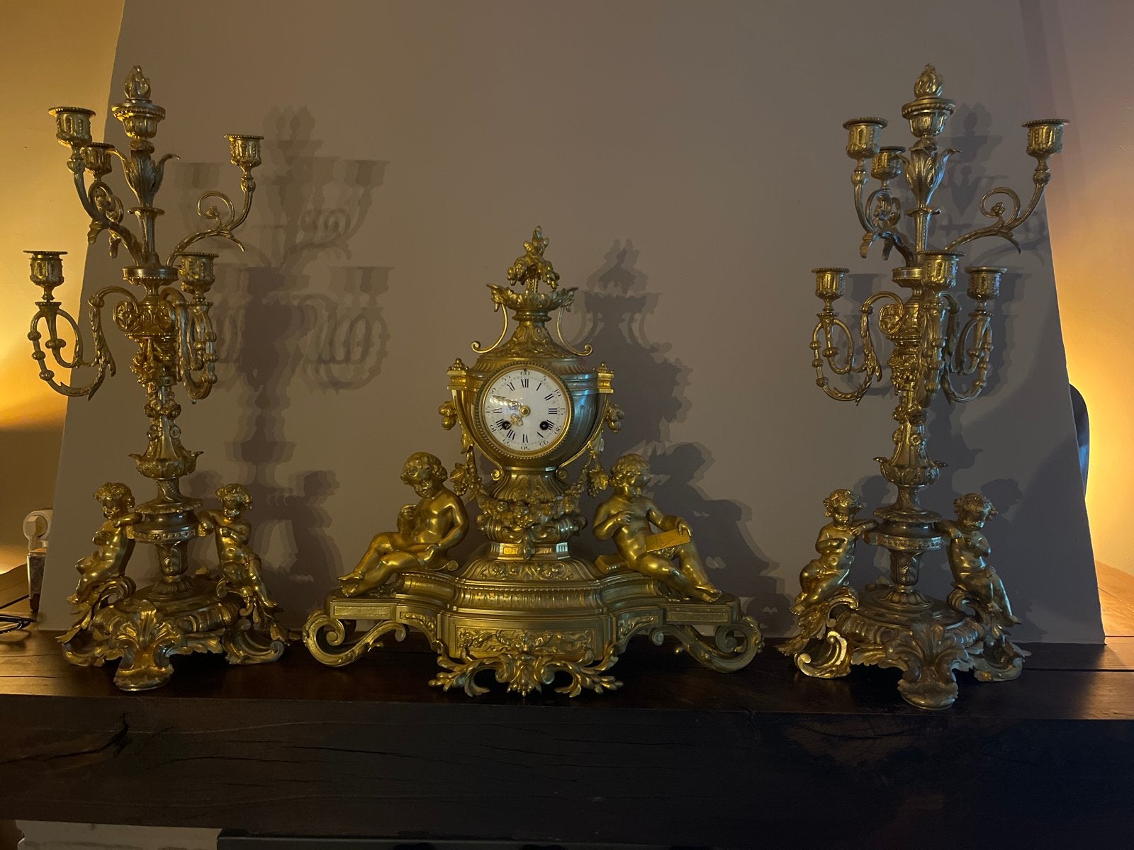 Antieke Franse pendule met kandelaars, verguld brons, Ophalen