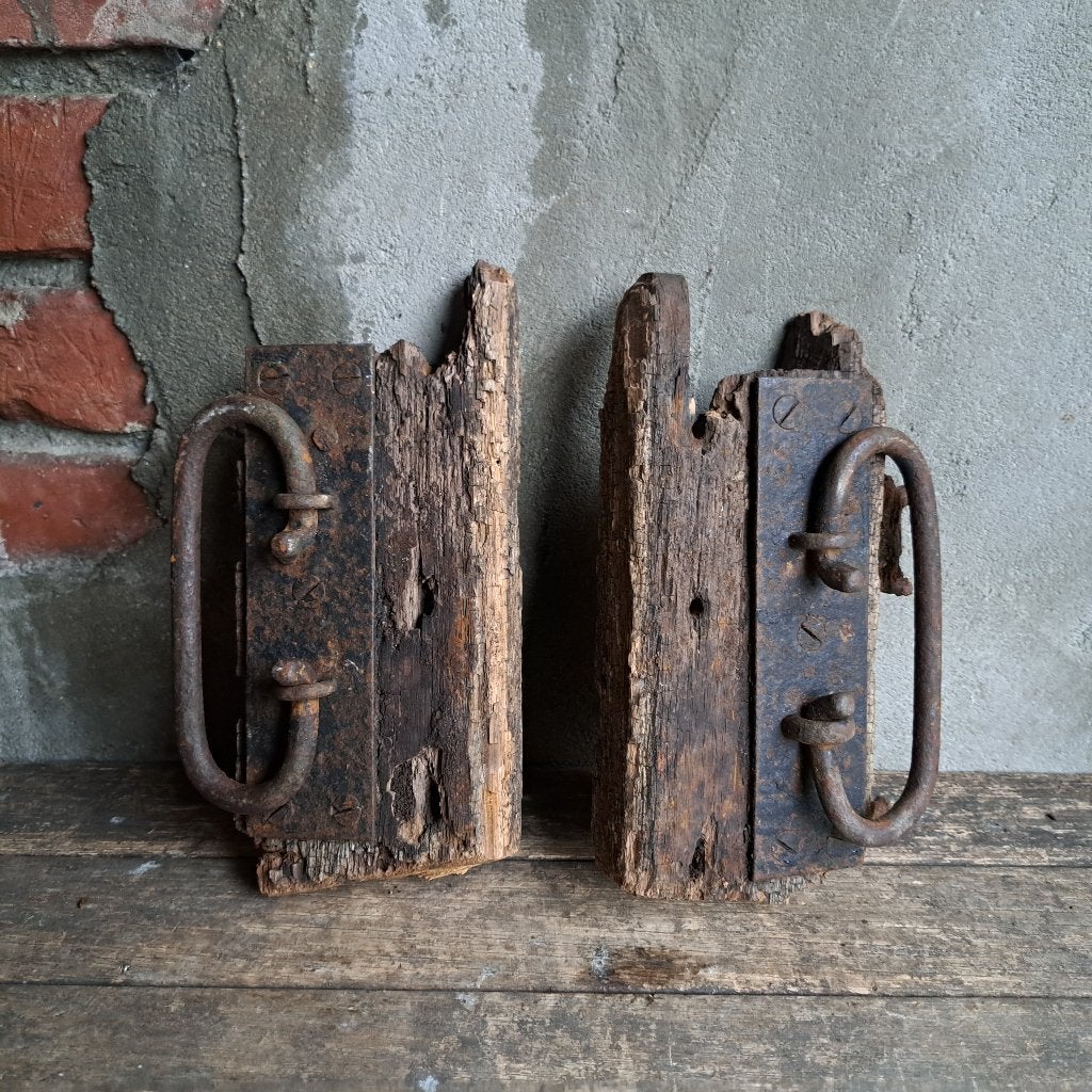 2x Oude metalen handgreep hendel nog op oud stuk hout Etage3, Gebruikt, ., Ophalen of Verzenden, .
