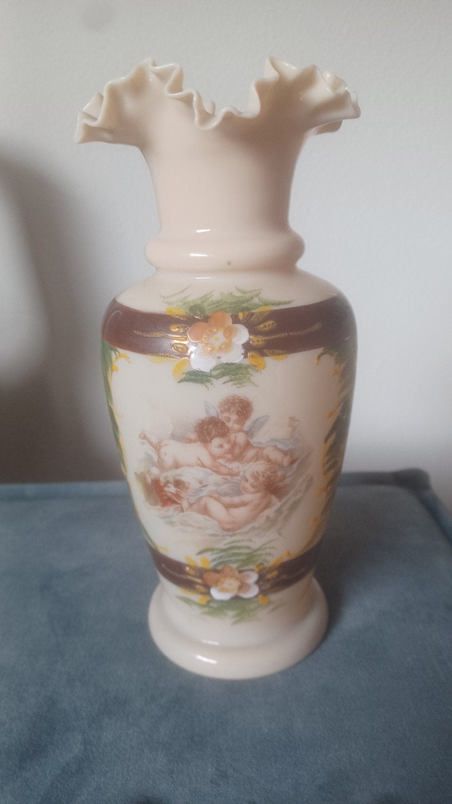 Opaline glas Cherubs Putti vaas met schub rand, Ophalen of Verzenden