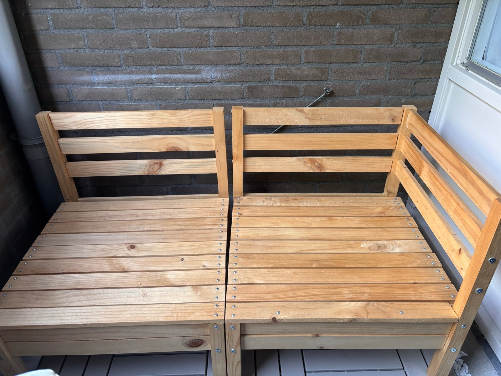 Twee houten banken en een tafel voor buiten, Huis en Inrichting, Banken | Bankstellen, Minder dan 75 cm, Driepersoons, Ophalen of Verzenden