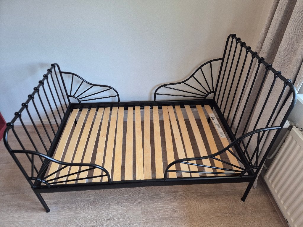 Meegroeibed Ikea zwart staal Minnen, Kinderen en Baby's, Kinderkamer | Bedden, Zo goed als nieuw, 180 cm of meer, 70 tot 85 cm