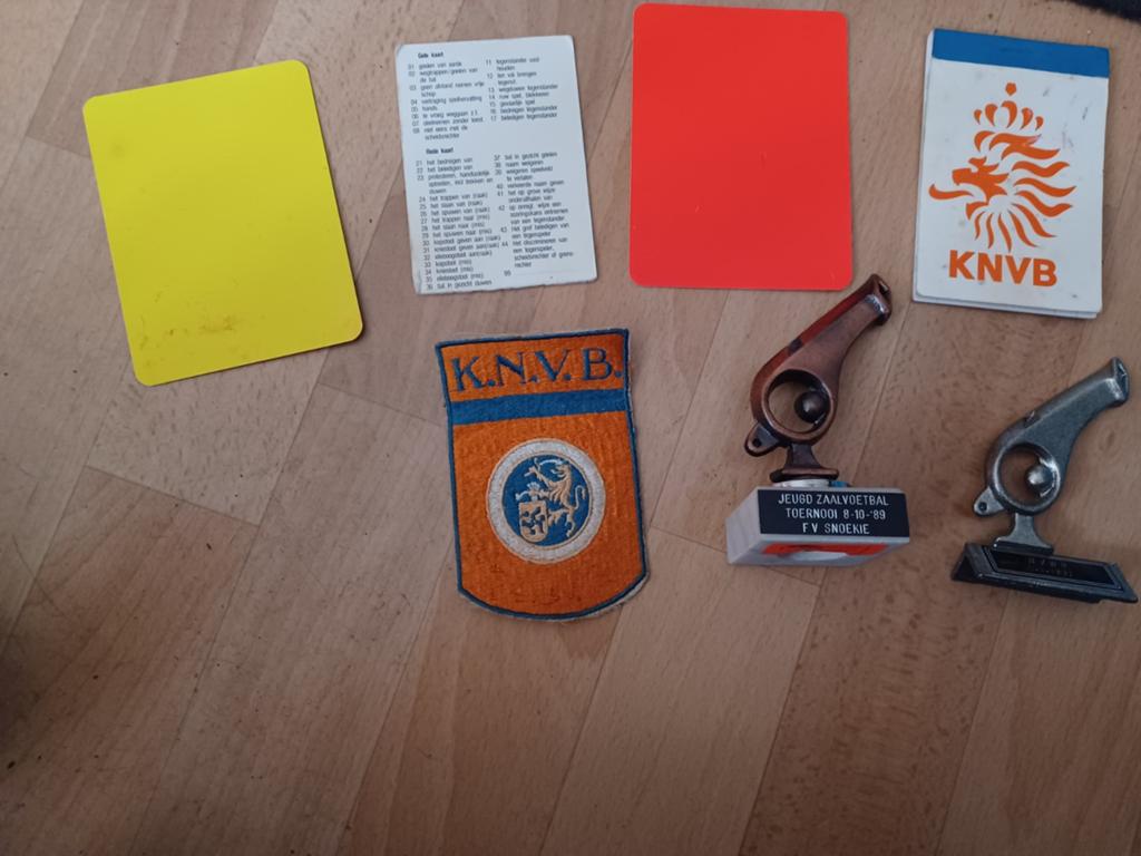 Voetbal vintage spullen K.N.V.B embleem  2 fluiten als beker, Verzamelen, Ophalen of Verzenden, Overige binnenlandse clubs