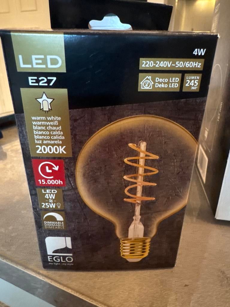 EGLO LED Lamp E27 4W nieuw 2 stuks, Ophalen, Led-lamp, Minder dan 30 watt, Soft of Flame