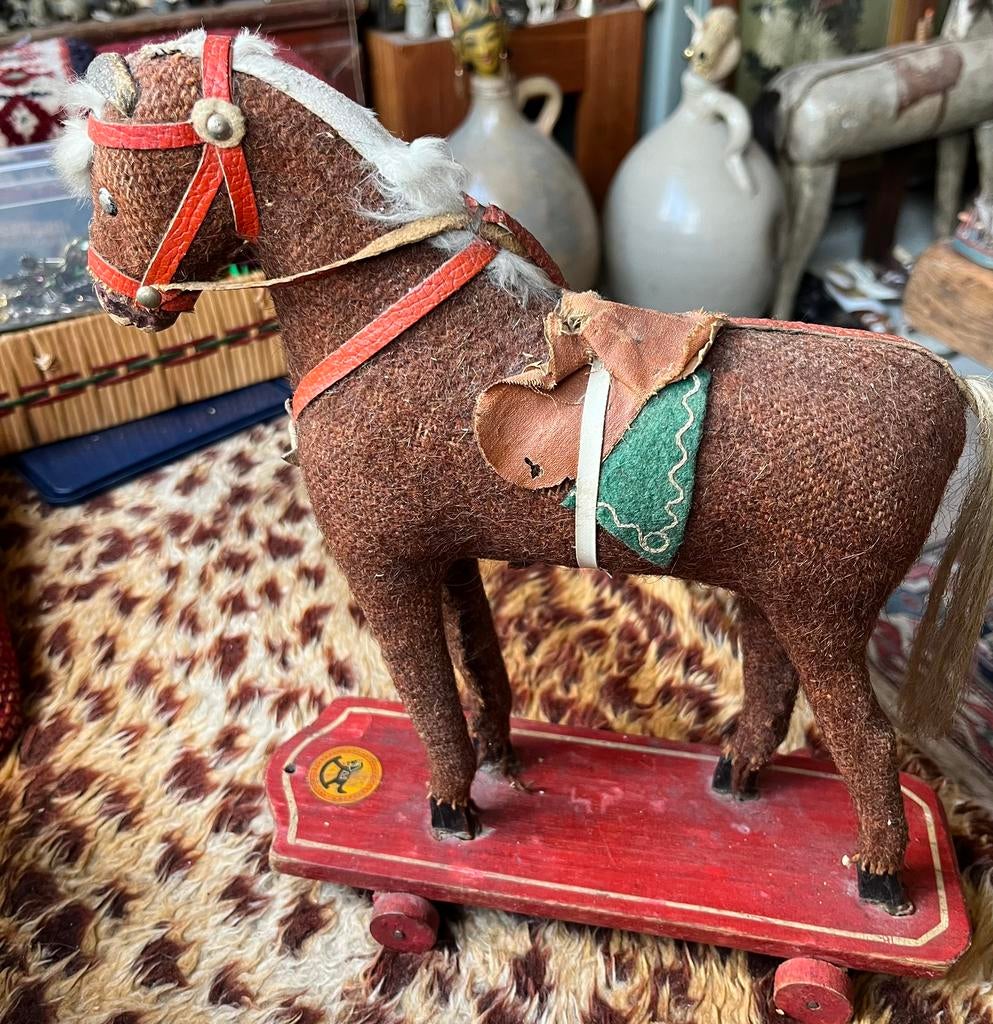 Oud Paardje op houten plank met wieltjes, Antiek en Kunst, Antiek | Speelgoed, Ophalen of Verzenden