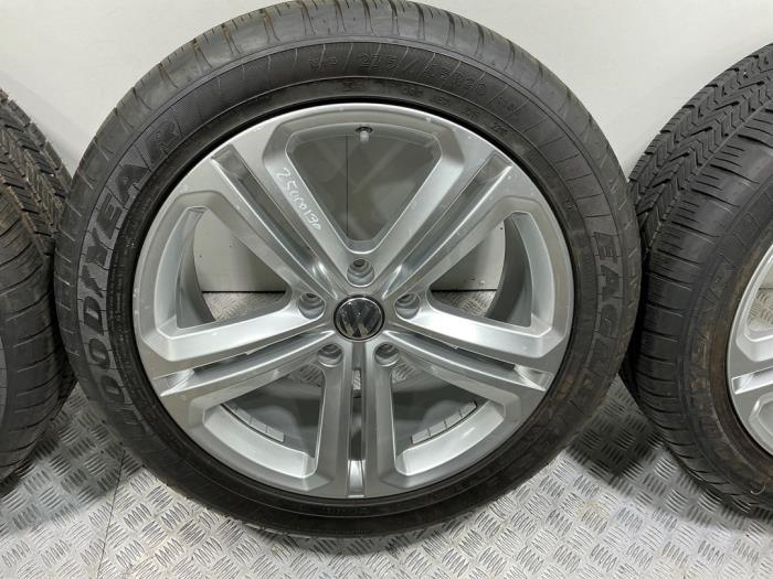 Sportvelgenset + banden van een Volkswagen Touareg (Touareg, Auto-onderdelen, Banden en Velgen, 12 maanden garantie, Gebruikt