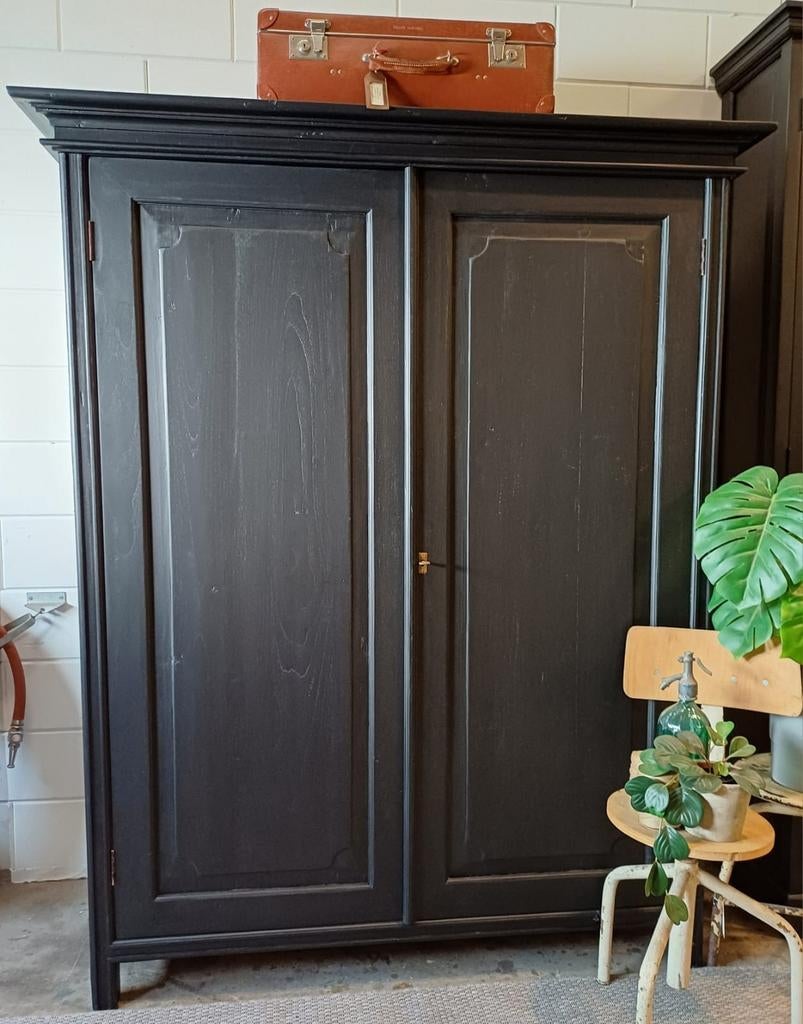 Vintage/Brocante zwarte kloosterkast, Landelijke houten kast, Antiek en Kunst, Antiek | Meubels | Kasten, Ophalen of Verzenden