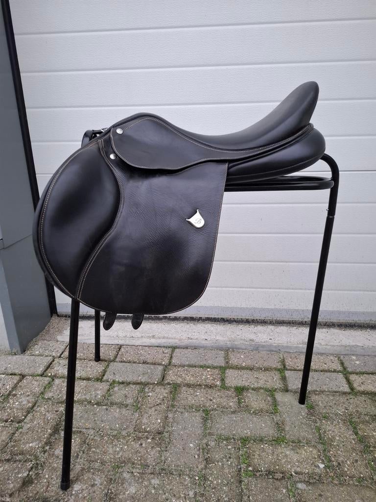 Bates springzadel 17.5, Dieren en Toebehoren, Paarden en Pony's | Zadels, Ophalen of Verzenden, Springen, Zo goed als nieuw