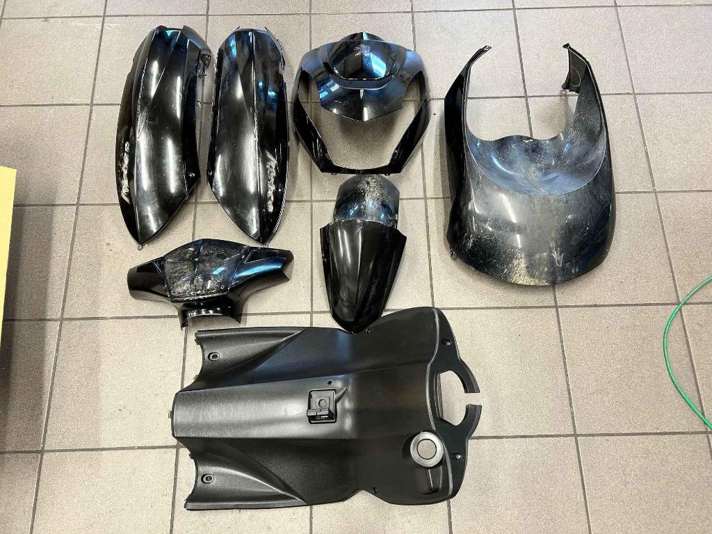 Kappenset zwart inclusief beenschild Peugeot Kisbee e4 en E5, Fietsen en Brommers, Brommeronderdelen | Scooters, Gebruikt, Peugeot
