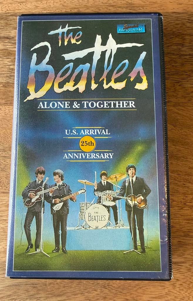 The Beatles - Alone & Together VHS English, Cd's en Dvd's, VHS | Documentaire, Tv en Muziek, Ophalen of Verzenden, Zo goed als nieuw