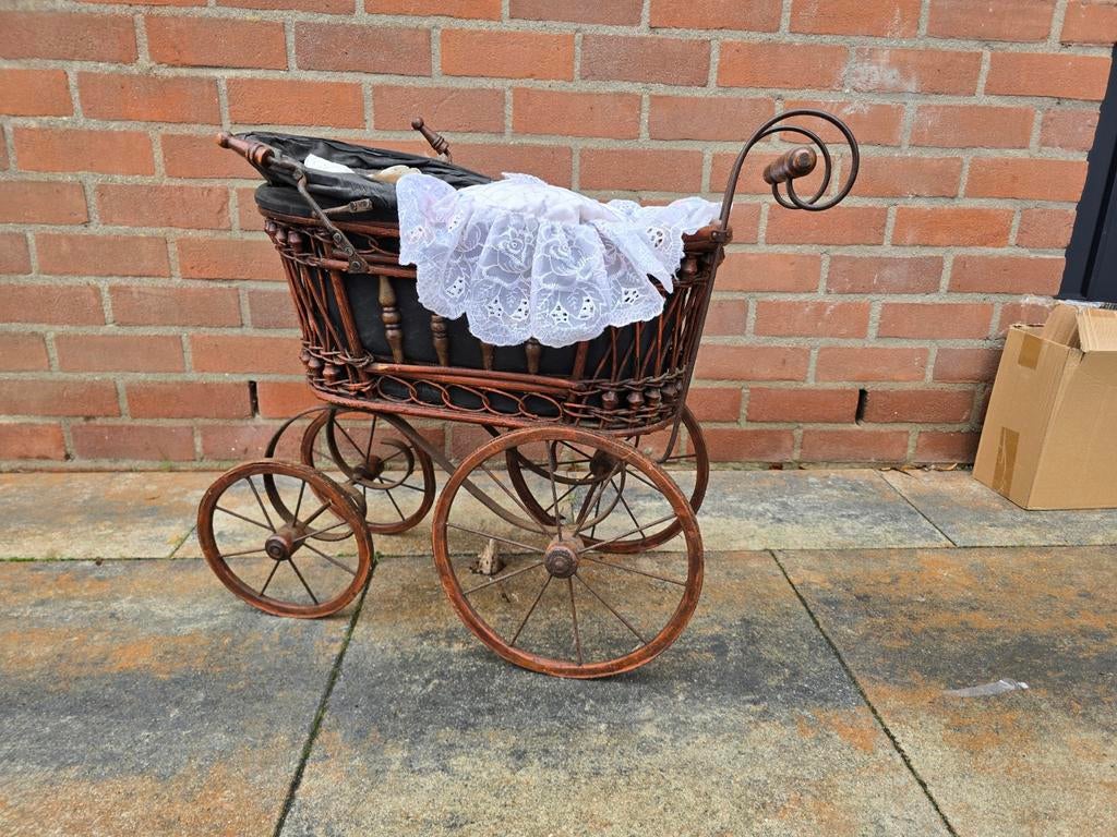 Antieke kinderwagen met poppen, Ophalen