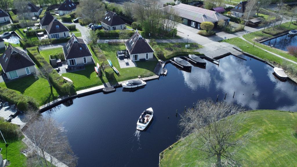 Frieslandmeijuni t Wiidluxebungalow buitenspa wellness sloep, 8 personen, Bemiddelingsbureau, Recreatiepark, Friesland