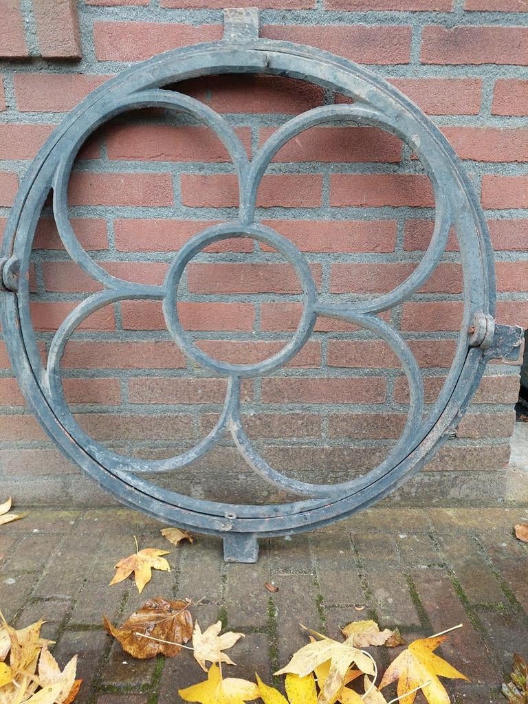 Een zeer mooi oud rond 70 cm te openen gietijzeren stalraam, Doe-het-zelf en Verbouw, Glas en Ramen, Ophalen of Verzenden, Gebruikt