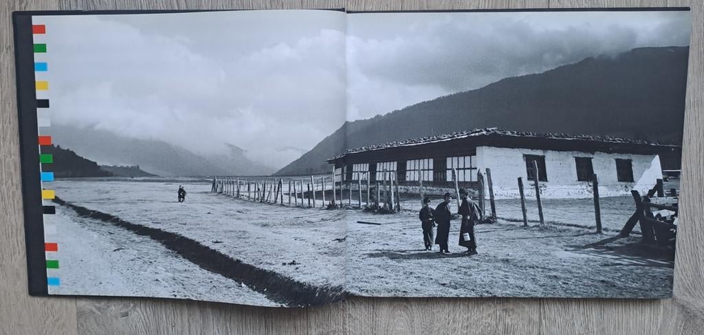 Justina Han - Simply Bhutan/ GESIGNEERD, Boeken, Verzenden, Gelezen, Fotografen