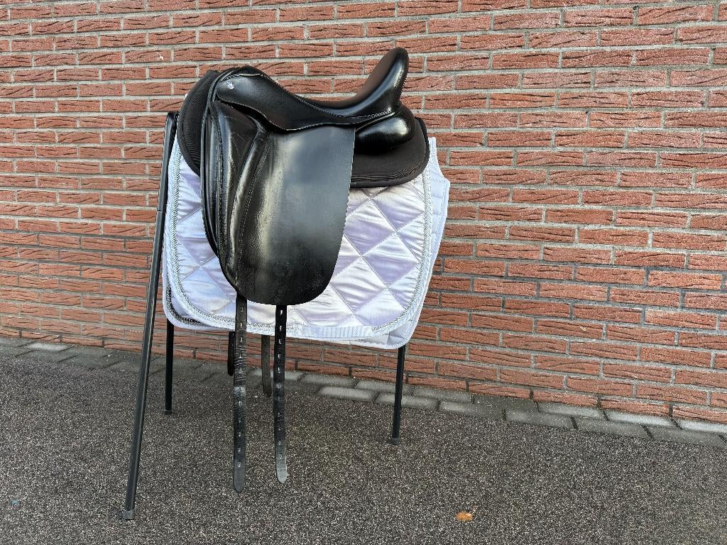 Arno Brand dressuurzadel 17 inch, Dieren en Toebehoren, Paarden en Pony's | Zadels, Ophalen, Gebruikt, Dressuur
