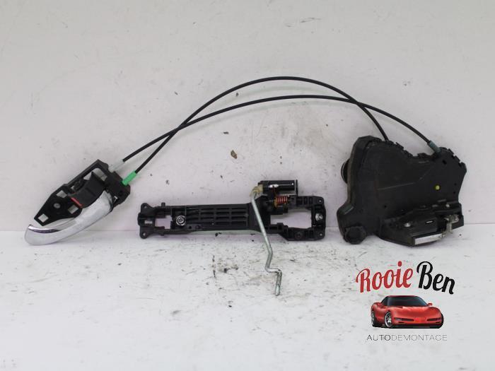 Deurslot Mechaniek 4Deurs rechts-voor van een Toyota Rav-4, Gebruikt, -, -, Ophalen of Verzenden