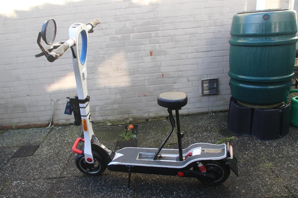 Veeley v5 elektrische step legaal - Wit. juli 2025 - 60km, Ophalen, Zo goed als nieuw, Elektrische step (E-scooter), Veeley
