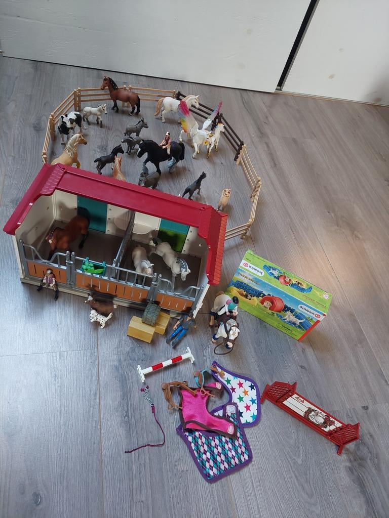 Complete set van Schleich paarden, een stal en diverse acces, Ophalen of Verzenden