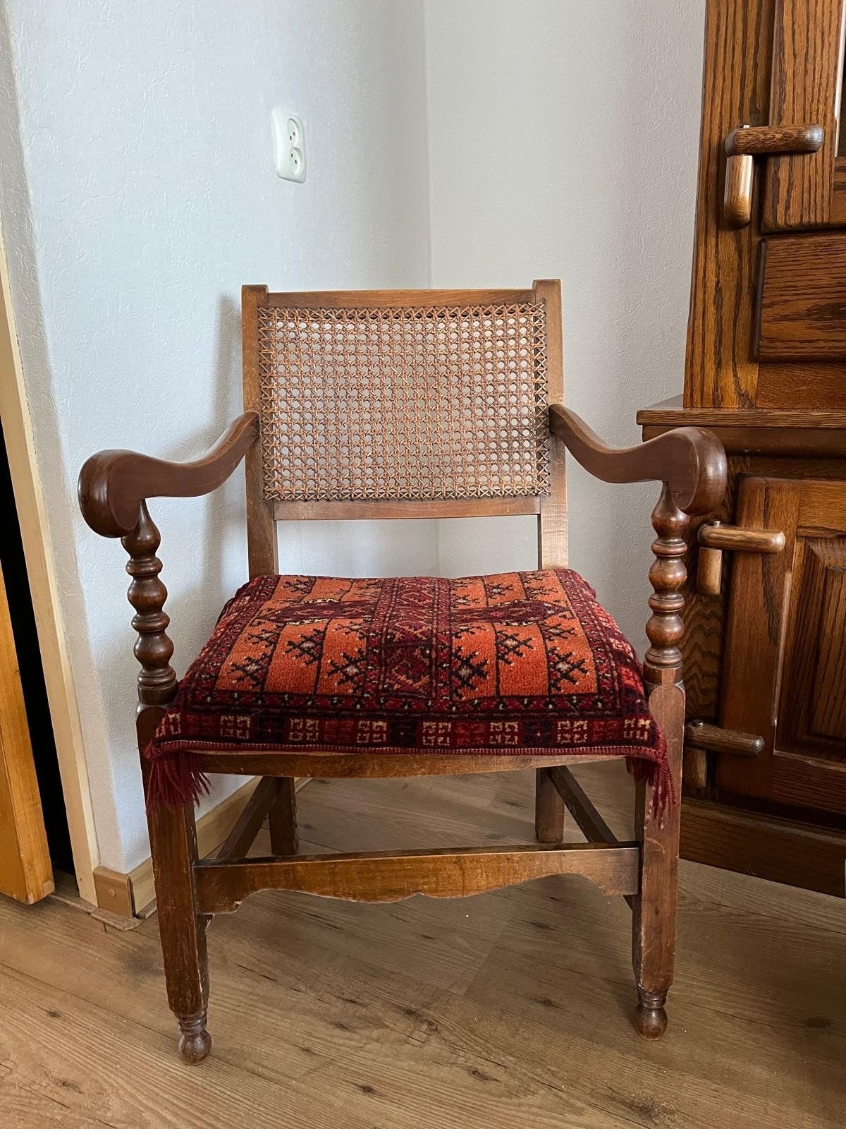 Antieke houten stoel met gerepareerde zitting, Ophalen