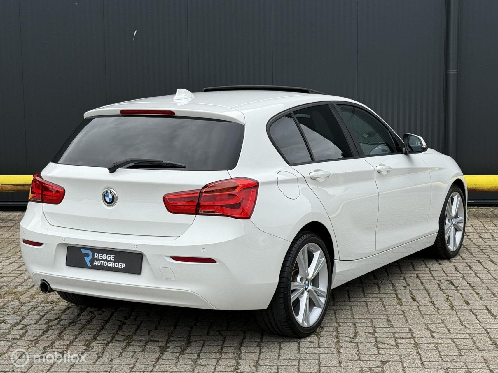 BMW 1-serie 118i Sport Line PANORAMADAK | AUTOMAAT, Auto's, Gebruikt, Wit, Bedrijf, 650 kg